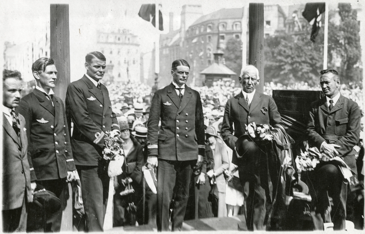 Roald Amundsen ved ankomst Honnørbrygga, flankert av flygere fra N25 (bilde 1) - Roald Amundsens ankomst til Oslo med N25 - 4. juli 1925