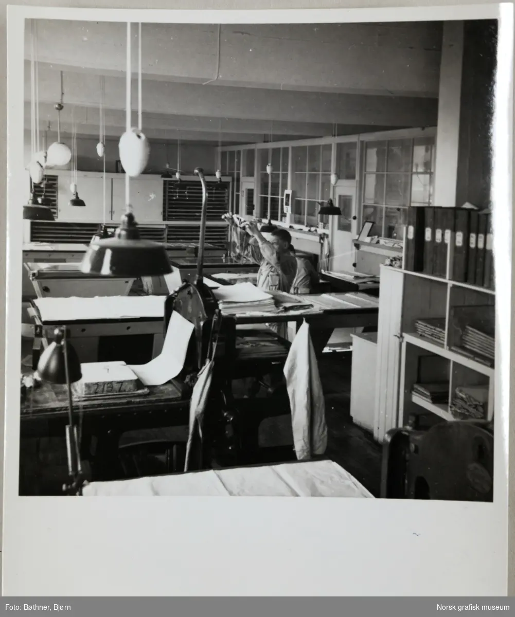 Thormodsen holder opp et transparent ark i offsettrykkeriet ved det grafiske firmaet Dreyer A/S.
