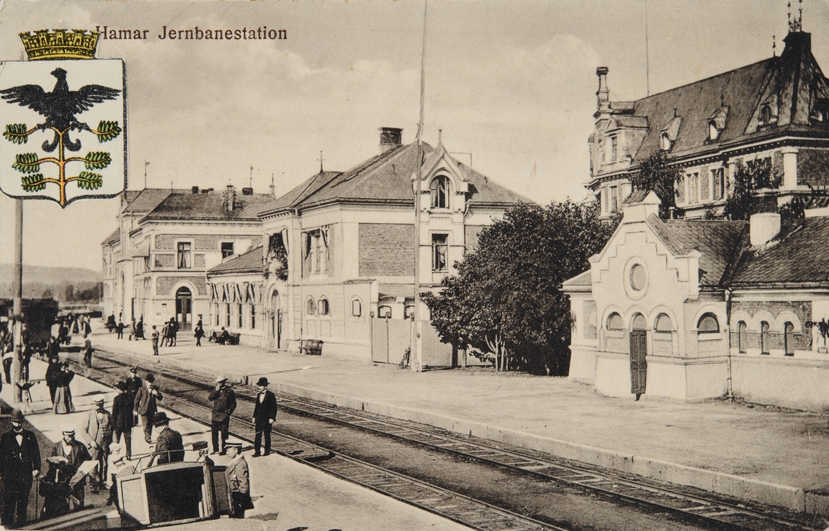 Postkort, Hamar jernbanestasjon, Jernbanerestauranten, reisende på perrongen,
