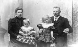 Familebilde, Hella og Anders Gjerpen, Olga og Jeanette Gjerp