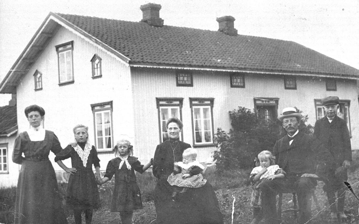 Familiebilde, oppstilt gruppebilde foran våningshuset, gård, framhuset på Søndre Hjelmvet, Familien Huseby, 