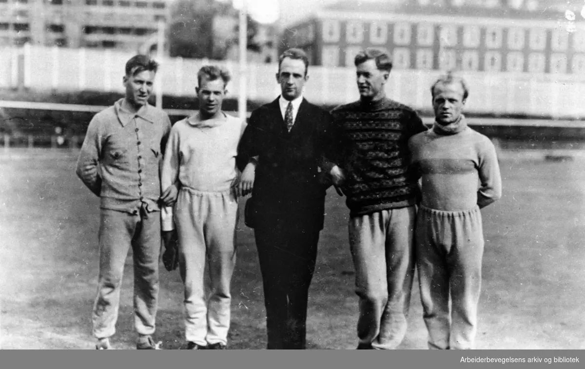 AIF. Medlemmer av idrettsklubben "Sleipner" på Bislett stadion på slutten av 1920- tallet. Fra v. Gustav Hansen, Oscar Olsen, Trygve Eriksen, Rolf Hansen og en ukjent.