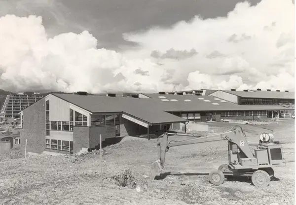 Stovner Videregående Skole (nybygg). - Oslo Skolemuseum / DigitaltMuseum