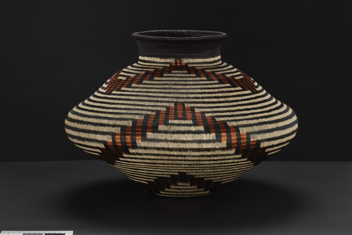 Kurv laget av en Wounaan-håndverker.
<ENG>Basket made by a Wounaan artisan.</ENG>
<SPA></SPA>