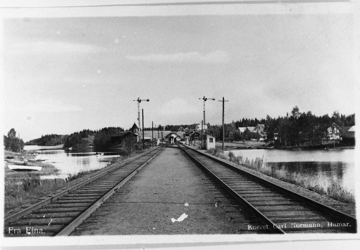 Postkort fra Eina stasjon, Vestre Toten, ca. 1925. Vi ser de to jernbanesporene inn mot stasjonen fra sør.