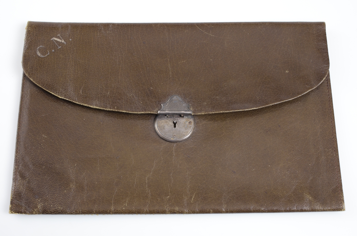 Portfälj för brev av brungrått läder, stämplat CN. med silverlås