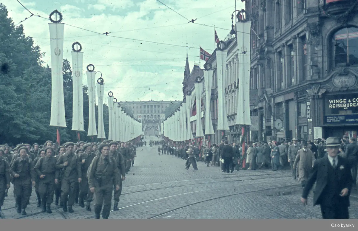 Karl Johans gate med norske soldater