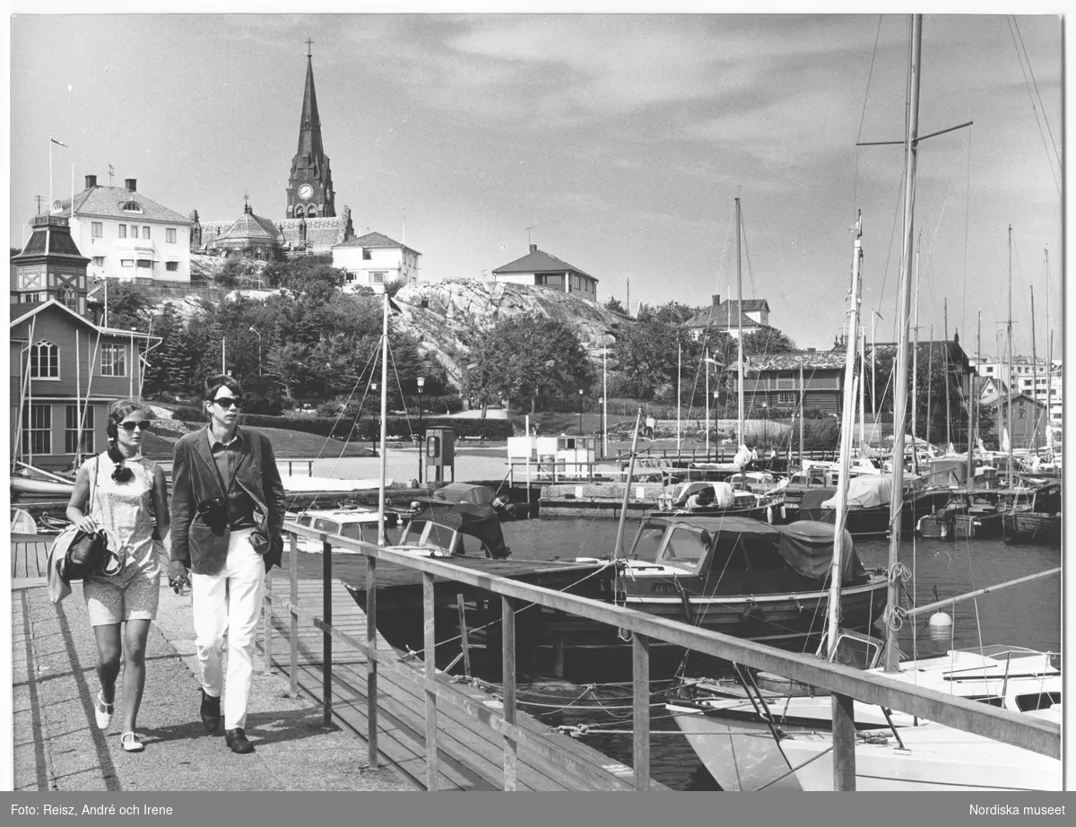 Bohuslän. Utsikt över hamnen i Lysekil. En ung kvinna och man gående hand i hand.