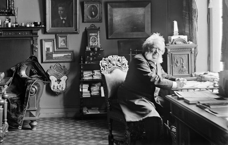 Henrik Ibsen fotografert i 1898 i sitt arbeidsværelse med utsikt mot Slottsparken.