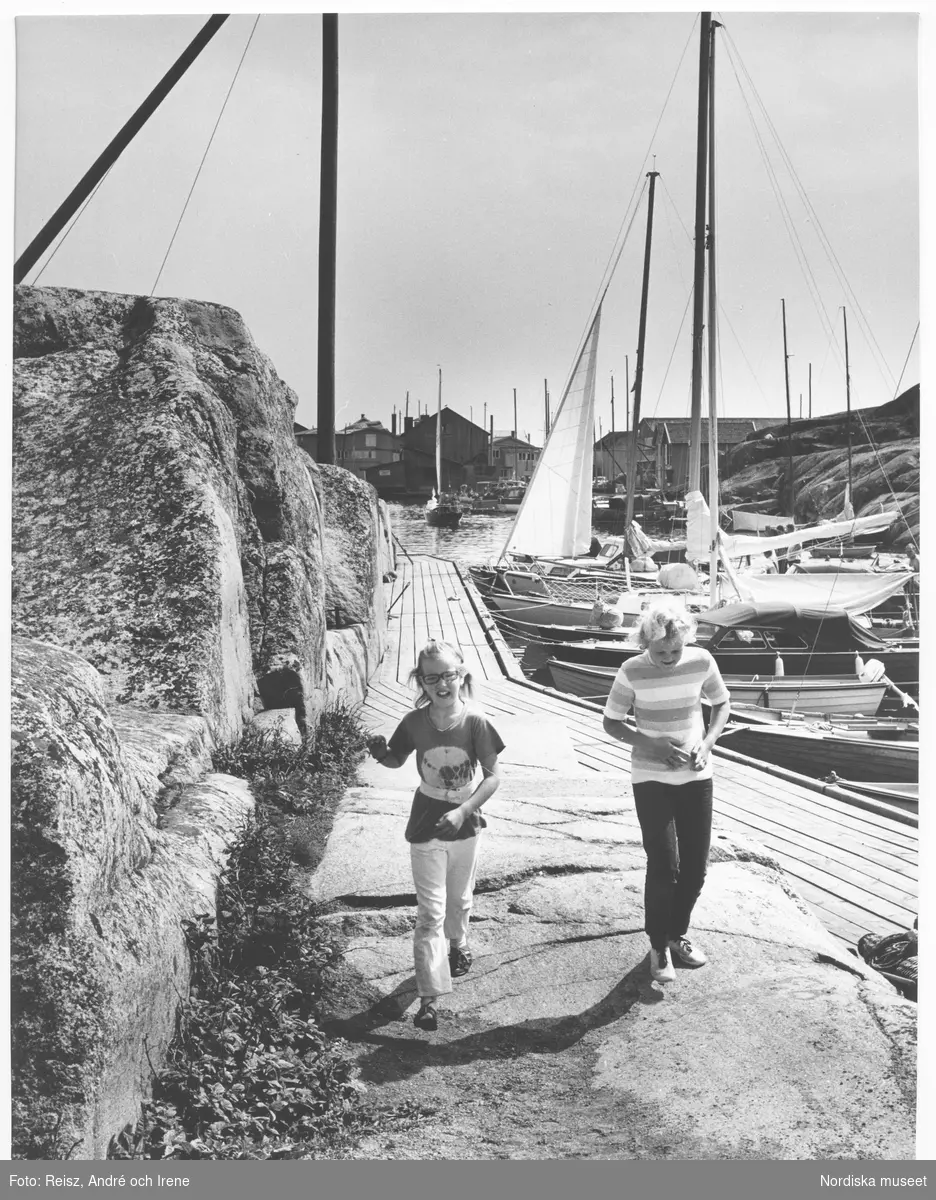 Bohuslän. Två ungdomar i båthamn i Smögen.