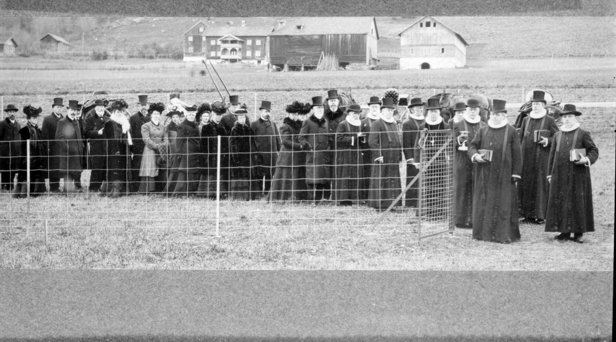 Repro: Stor forsamling med blant annet ti prester i anledning kirkeinnvielse av Vingrom kapell. Borud gård i bakgrunnen.
