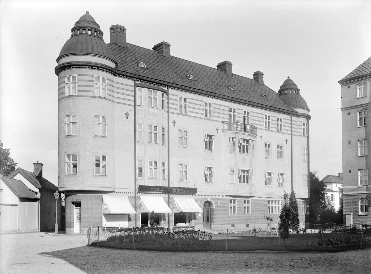 Sedan det nya lasarettet i Linköping stod klart 1895 avvecklades den äldre sjukhusanläggningen och miljön runt Hospitalstorget kom att omdanas. Mot torgets östra del uppfördes Hospitalstorget 1 i nationalromantisk stil. För ritningar daterade 1910 stod Axel Brunskog. Odaterad bild från tiden omkring 1920.