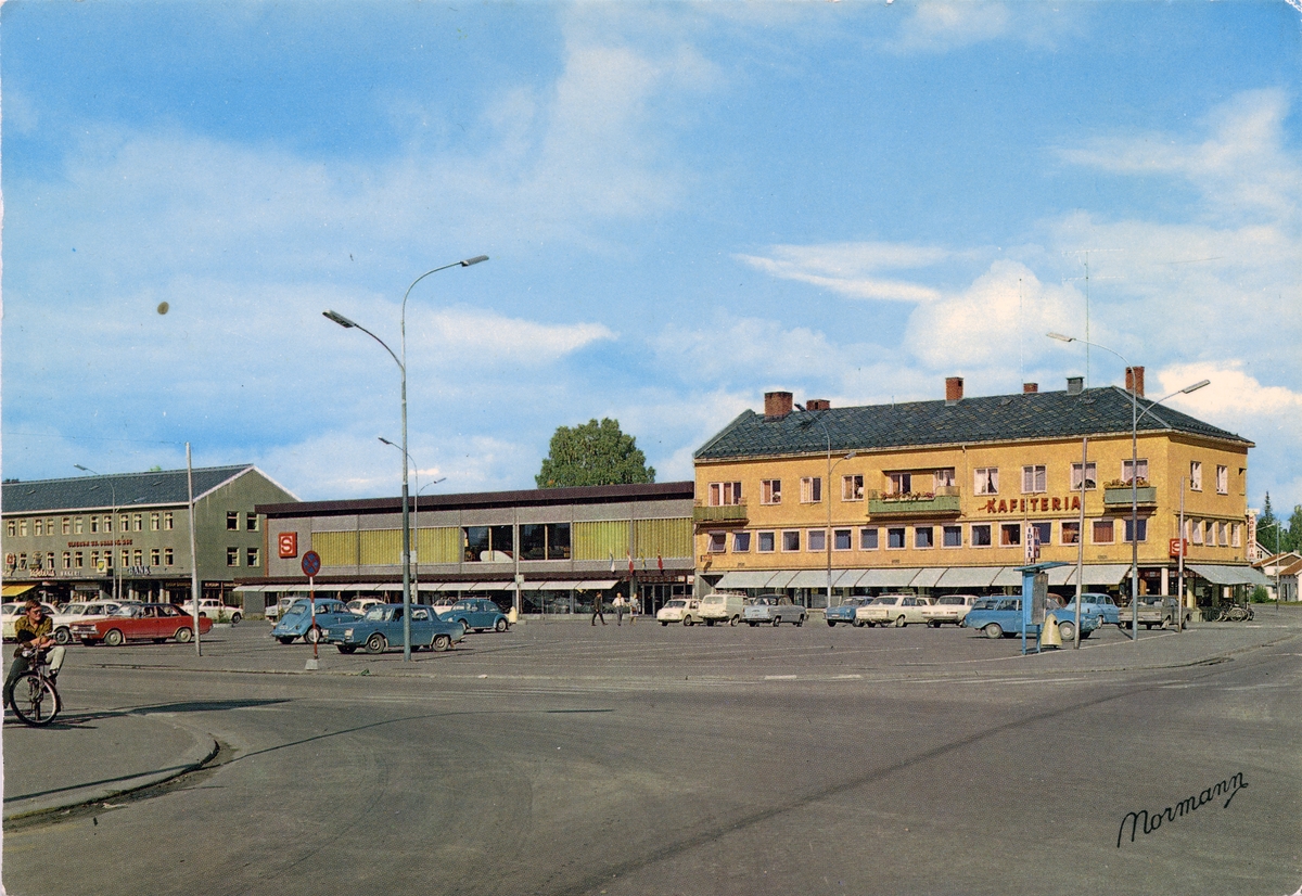 Torget / Torvet.Postkort.
Arkaden,Samvirke, Kafeteria.
Parkeringsplass med mange biler.