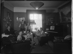 Disponent Bøyesen med kone og fire sønner i stue. Familien s