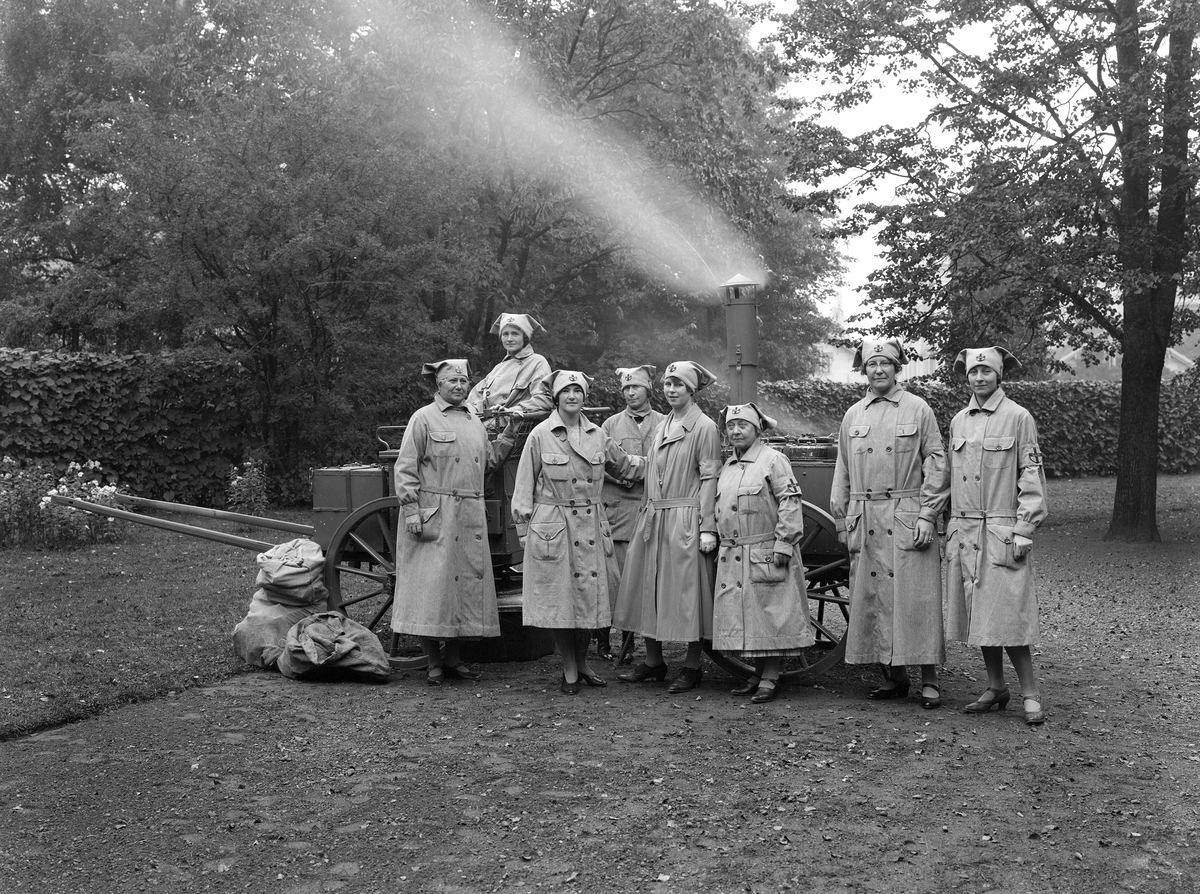Landstormskvinnor håller fältköket varmt. Den frivillig landstormsorganisationen välkomnade från 1924 även kvinnor. I förstone under benämningen Sveriges Landstormskvinnor, från 1942 namnändrat till Riksförbundet Sveriges lottakårer. I detta odaterade ögonblick har kvinnorna stationerat sig i Linköpings trädgårdsförening.