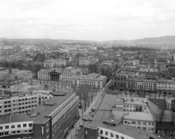 Utsikt fra Oslo Rådhus. April 1956. Universitetsgata. Karl J