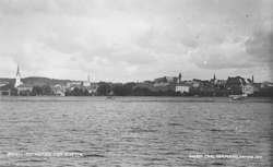 Postkort, Hamar by sett fra Hamarbukta, Bypanorama, jernbane