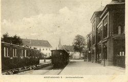 Kristiansand stasjon. Til venstre personvogn litra BCo type 