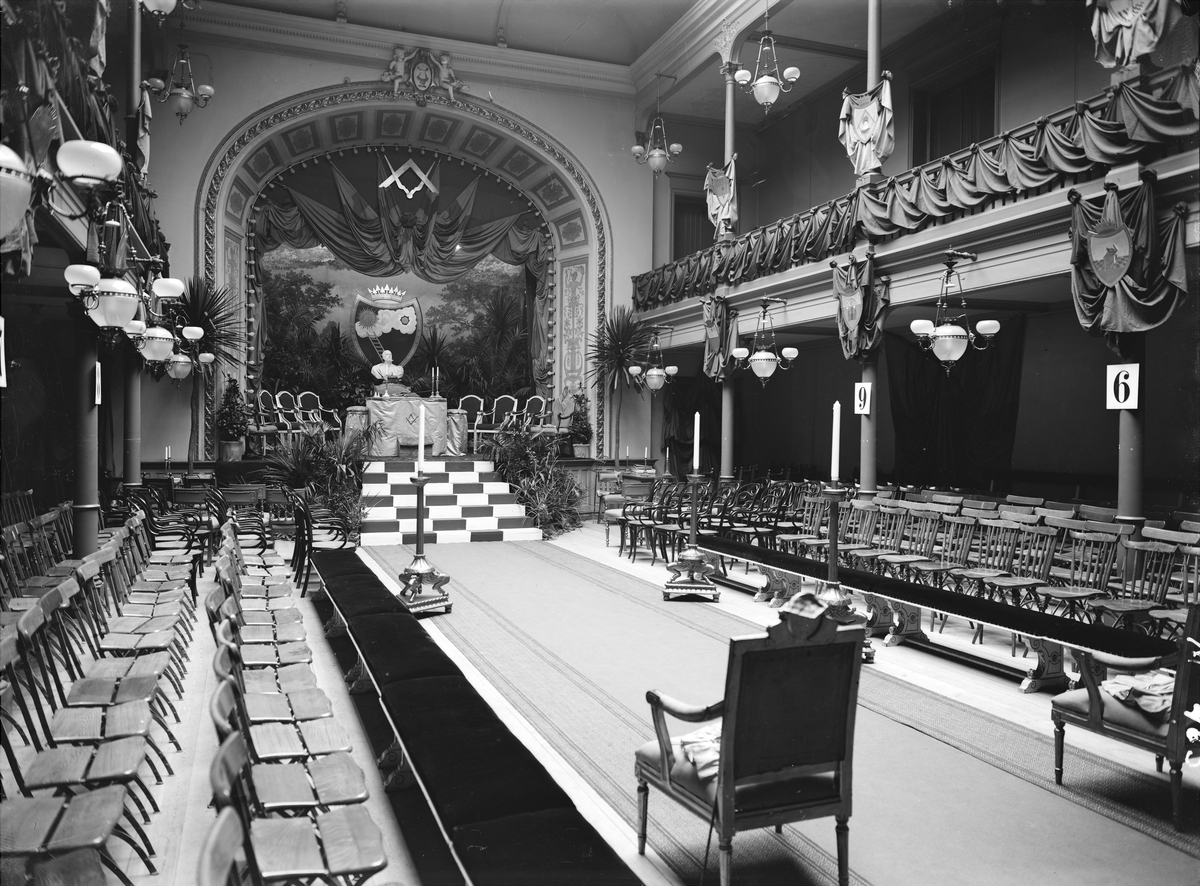 Interiör från Stora hotellet i Linköping. Bilden visar hotellets konsertsalong, för tillfället inför arrangemang av Frimurarorden. År 1920 byggdes salongen om till biograf under namnet Regina.