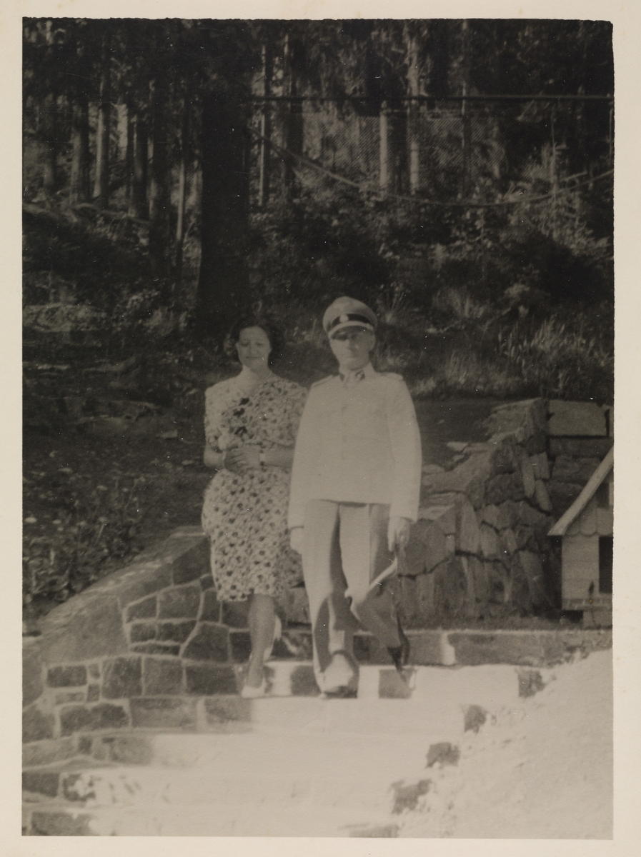 Alfred Zeidler gående ned trapp sammen med en venninne