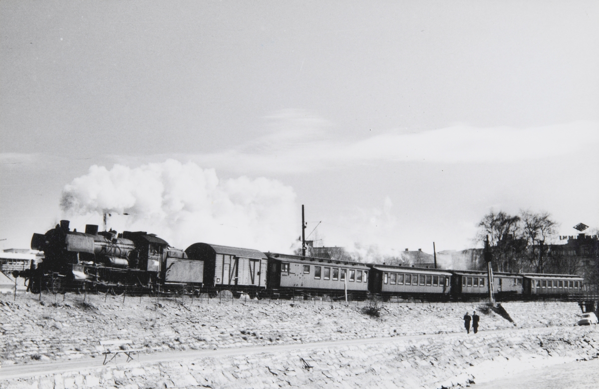 Hamar stasjon, persontog fra Oslo til Lillehammer, tog 311damplokomotiv type 30c nr. 469