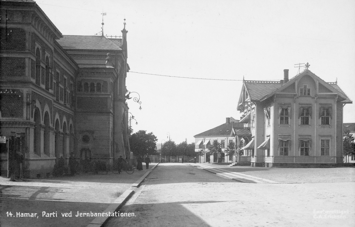 Postkort, Hamar, Jernbaneplassen med Hamars første stasjonsbygningsom, huset ble flyttet hit i 1893-94 til den ble tatt ned i 1925, den hadde funksjon som administrasjonskontor for NSB, til venstre Hamar jernbanestasjon,