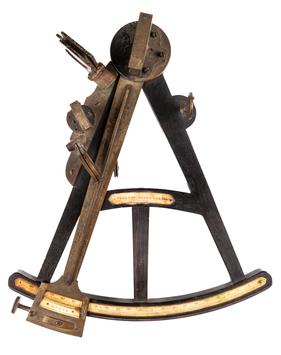 Oktant, vinkelmätningsinstrument. 
Märkt "Hislett Tower Hill, Lont."
Radie 30cm.