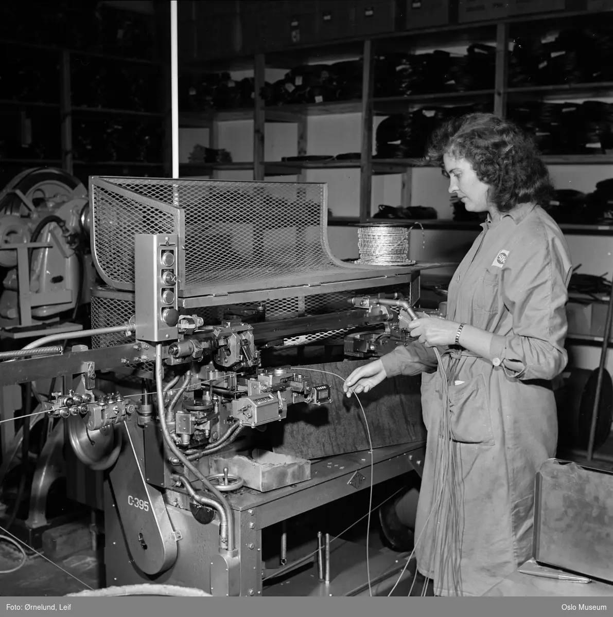 Standard telefon- og kabelfabrikk, interiør, produksjonslokale, kvinne