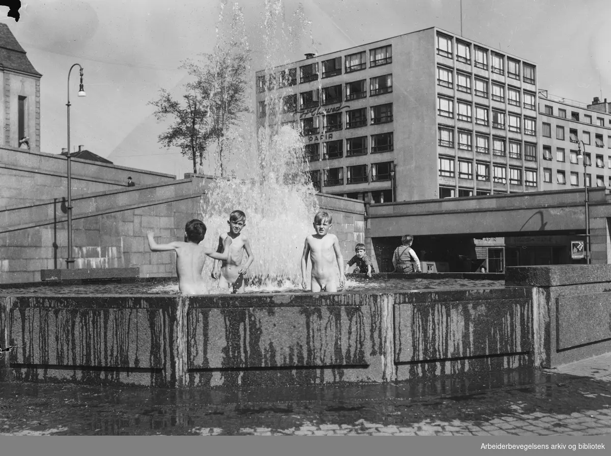 Barn leker i fontenen på Arne Garborgs plass. Udatert. Begynnelsen av 1950-tallet.
