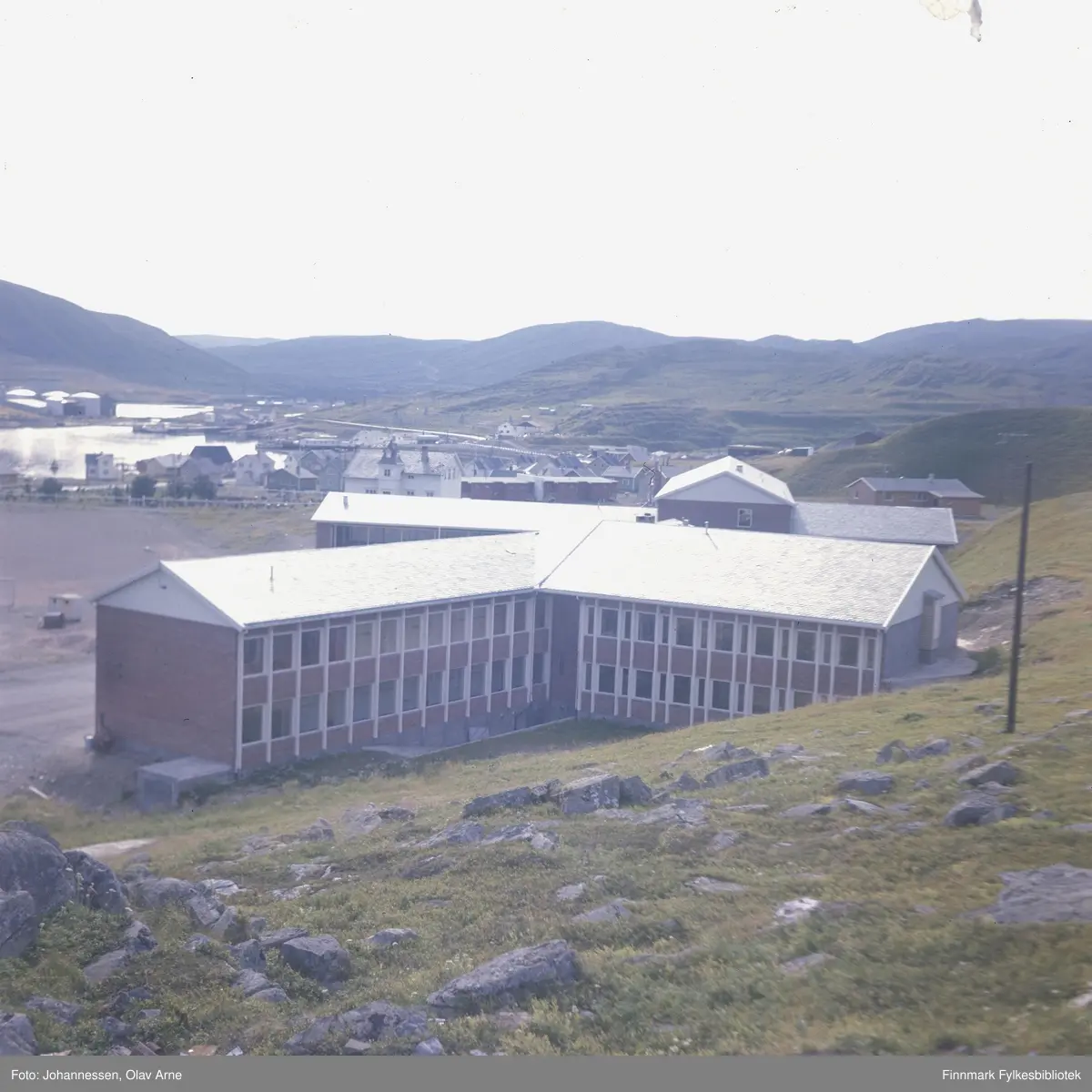 foto-av-b-tsfjord-skole-det-hvite-huset-bak-er-det-gamle-kapellet