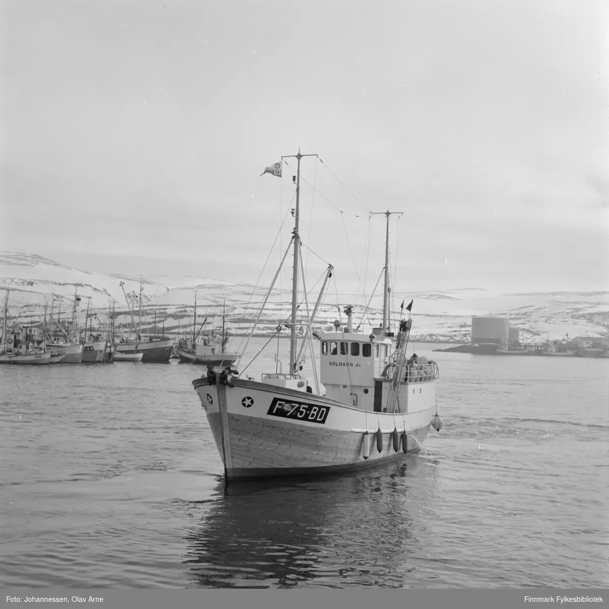 Påskrift: Bilde visre nybåten M/K "Solhaug Jr." på havna i Båtsfjord 

Båten har nummer F-75-BD malt på siden 