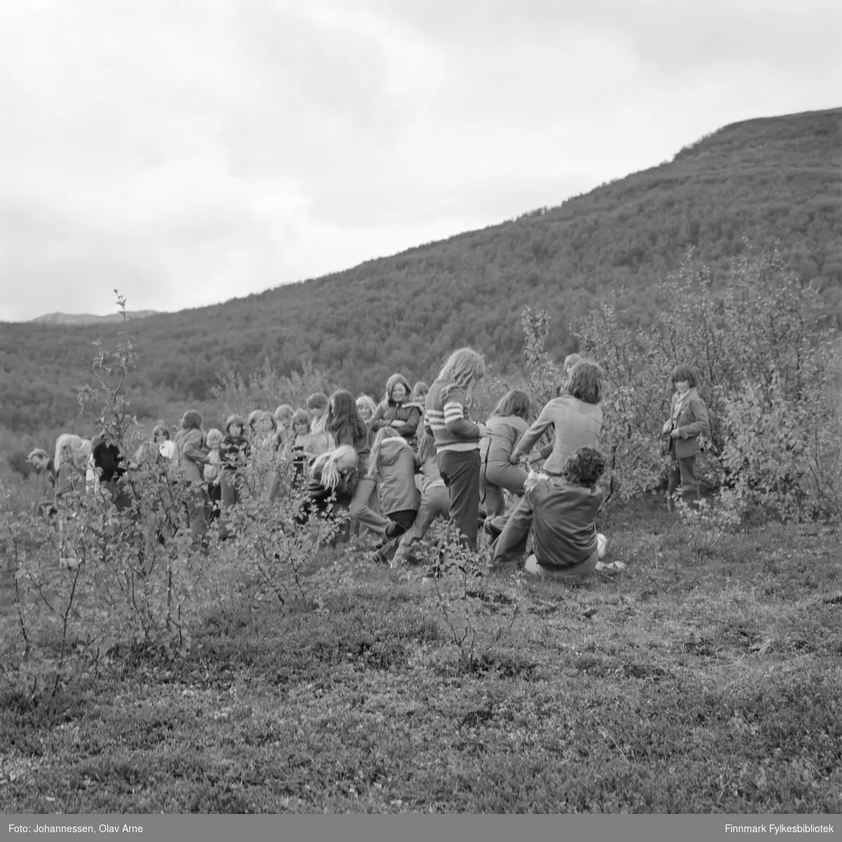 En ukjent gruppe barn leker tautrekking

Foto er trolig tatt i Finnmark en gang på tidlig 1970-tallet

Unn Svendsen (gift Lund) (født 1962) og Anne Britt Antonsen (født 1962) er på bildet et sted (se de identifisert i neste foto fbib.19026-105)
