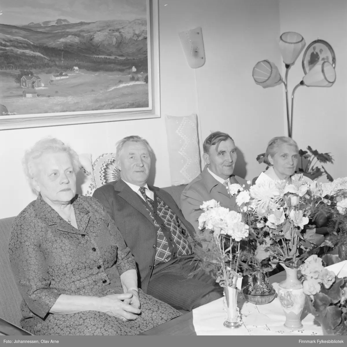 Fra venstre Laura Olsborg og mannen Peder Olsborg, Olav Johannessens maleri i bakgrunnen

Resten er ukjente 