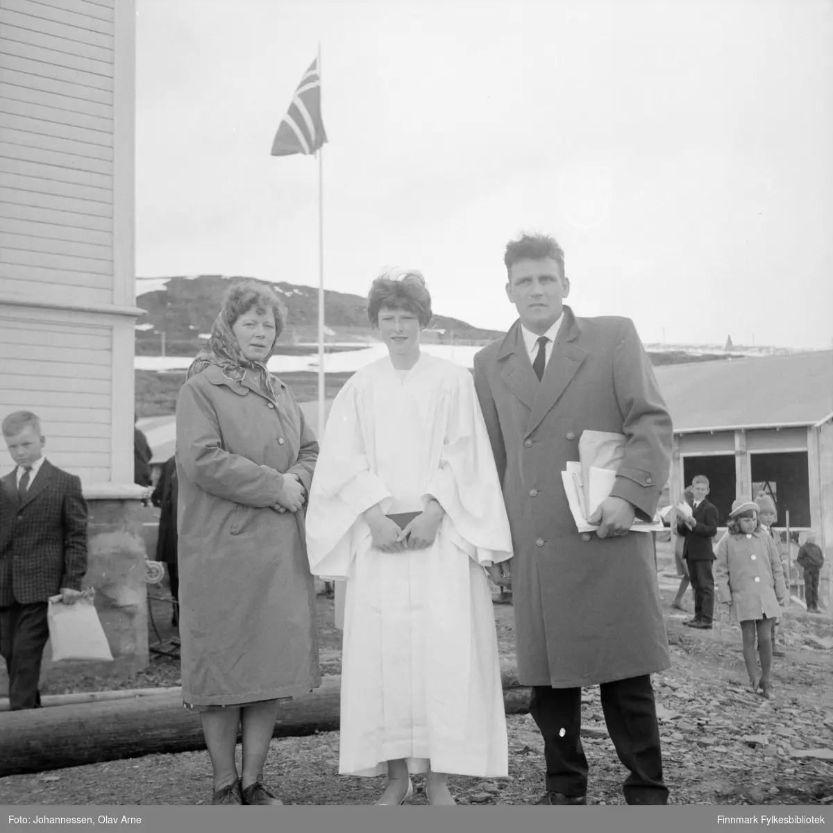 Solbjørg "Bogga" til venstre, datteren Lisbeth Ophaug (1950) og faren Allert Sørensen. Idar Wahlmann helt til venstre. De står utenfor Båtsfjord skole

Lisbeth ble konfirmert søndag 31. mai 1964 (Finnmarken annonse tirsdag 26.mai1964)

