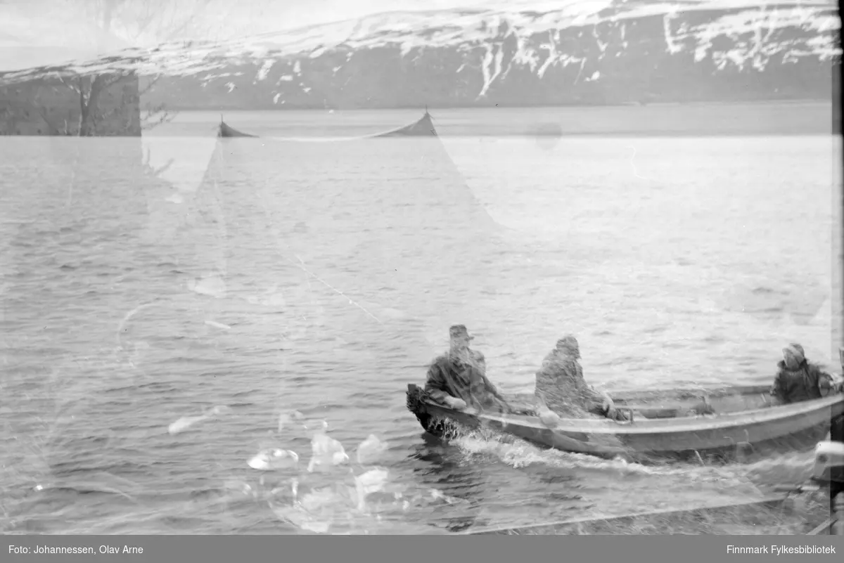Foto av ukjente menn ombord en elvebåt på ukjent sted, kanskje i Tana (Finnmark)

Foto trolig tatt på  1970-tallet