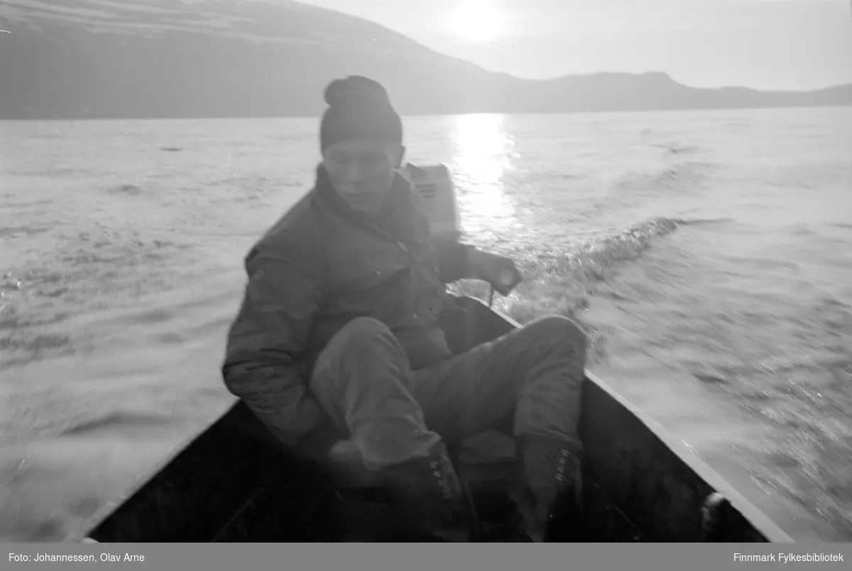 Foto av ukjent mann i elvebåt på ukjent stedm kanskje i Tana (Finnmark)

Foto trolig tatt på  1970-tallet