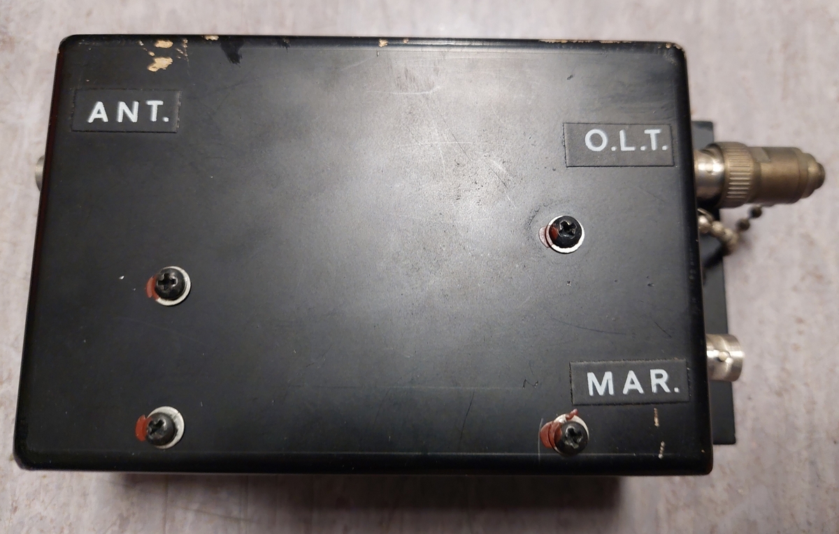 MT-110 er en modifisert Simonsen Maritim radiosett.
Ble brukt når man kommuniserte med fartøy eller kystradio.
Kontrollboksen er modifisert slik at man kan lytte på Maritim  VHF samt OLT samtidig hvist OLT radiodelen er innstallert i den ledige sloten på mountingen.
Radioen ble brukt i P-3B og i P-3N ORION. Radioen ble installert i Orion på begynnelsen av 80 tallet på radiooperatør stasjonen, og flyttet til Navigatør posisjonen da P-3B konverterte til P-3N på begynnelsen av 90 tallet.


