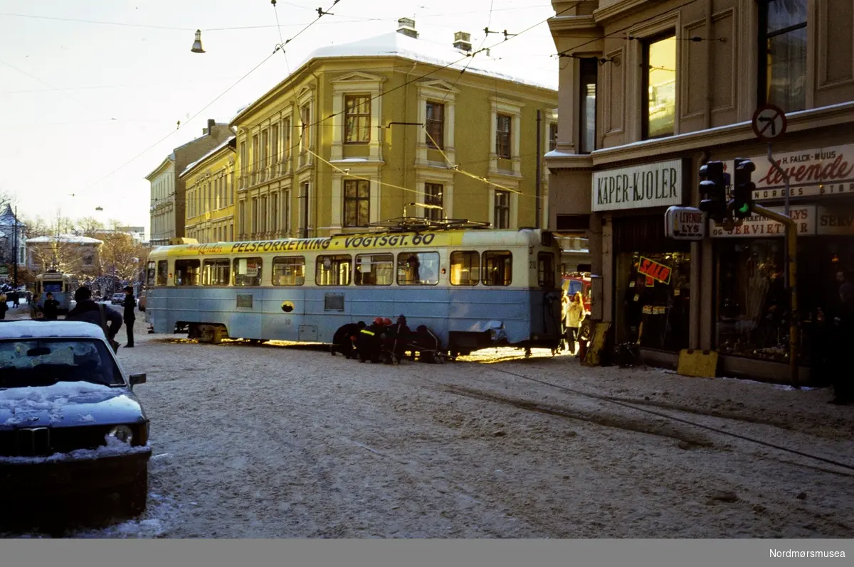 Trafikksituasjon en vinterdag, trolig i krysset Bogstadveien/Holtegata i Oslo. Serie. Datering er trolig vinteren 1982 i følge KMb-2013-008.9440. Arkivskaper og giver var Stein Magne Bach ved Nordmøre museum.