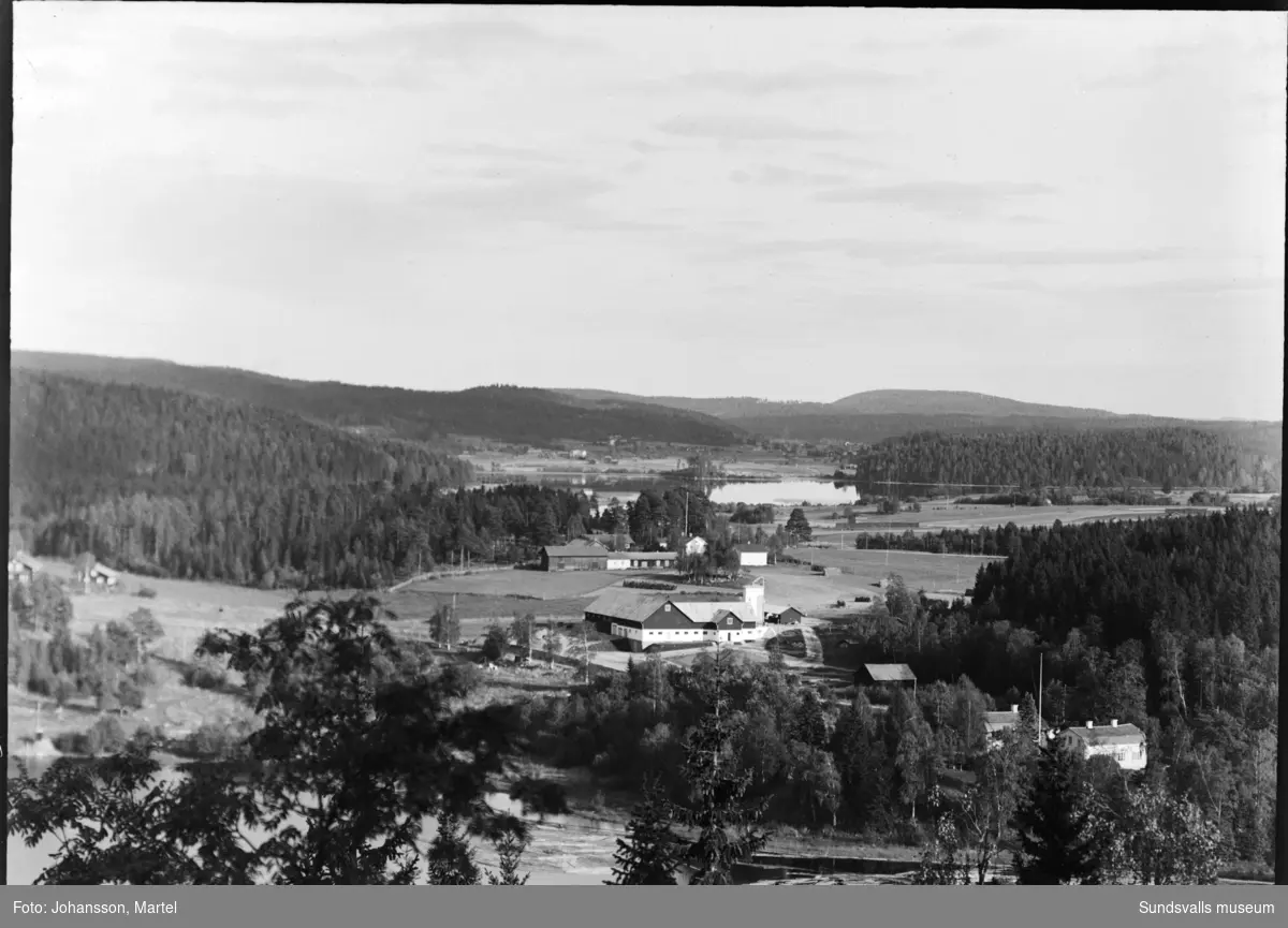 Två vyer från Tomtaberget mot Sörfors bruksområde. Till höger i förgrunden syns de båda herrgårdsflyglarna, centralt i bilden bruksladugården "Stallet" och där bakom gården Brännsvedjan. Längre bort syns sjön Vikarn och byn Skedvik.