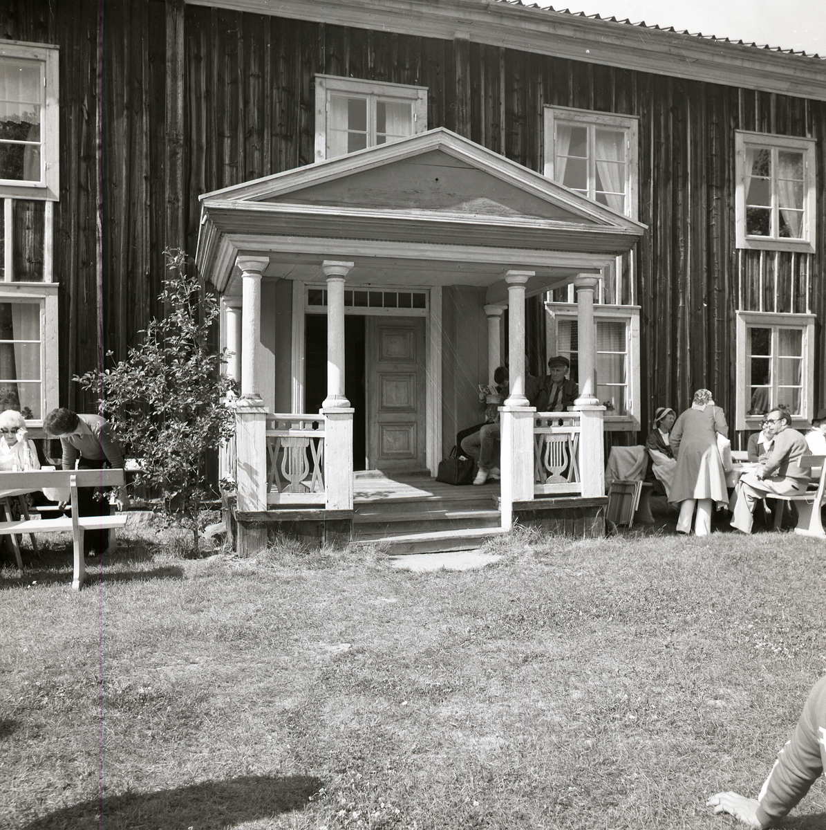 Några personer sitter utanför hembygdsgården i Hårga den 8 juli 1978.