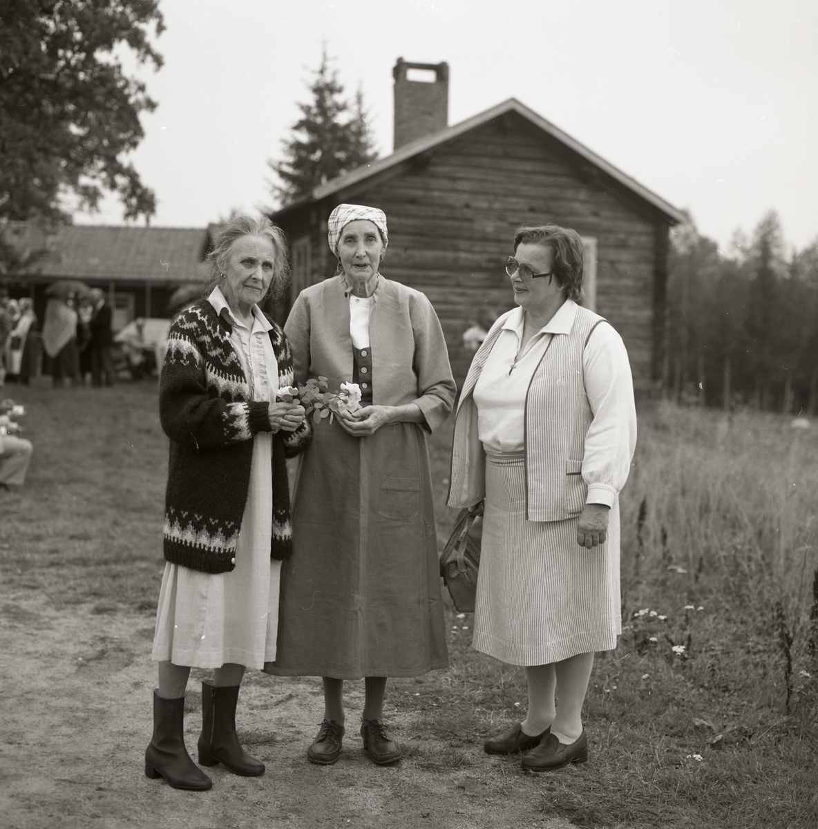 Tre kvinnor vid Hälsingekretsens årsmöte på Harsavallen den 3 september 1983.