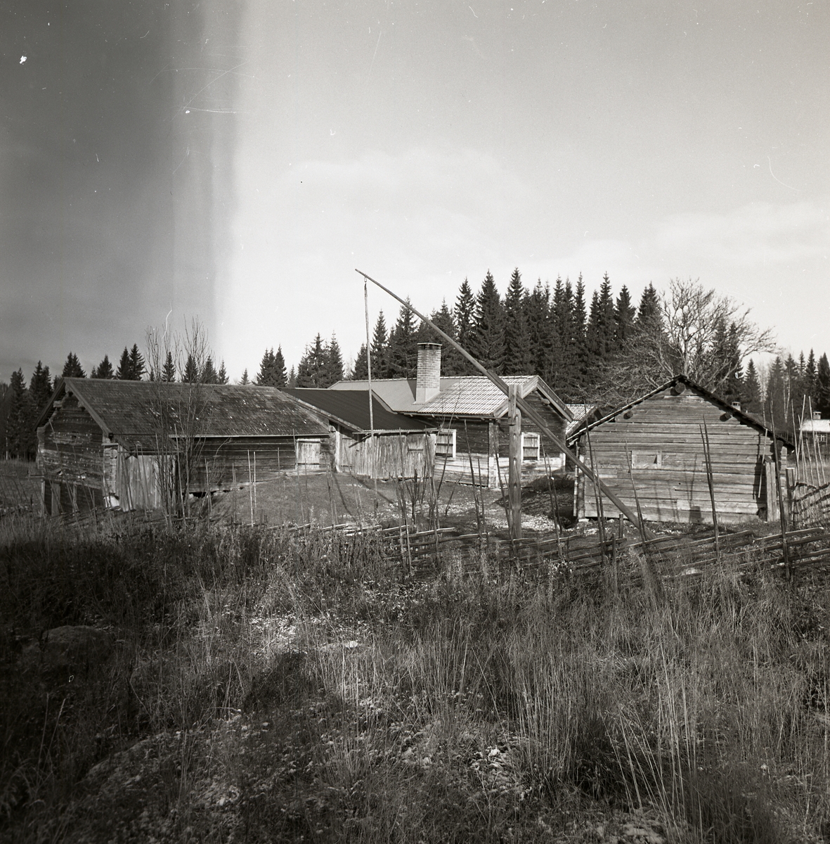 Harsens fäbod med byggnader och gärdesgård i Järvsö den 19 oktober 1982.