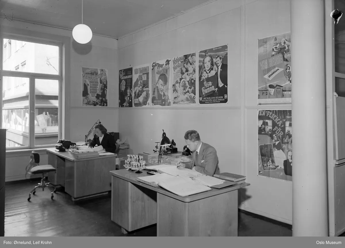 Fotorama filmutleiebyrå, interiør, kontor, skrivebord, mann, kinoplakater