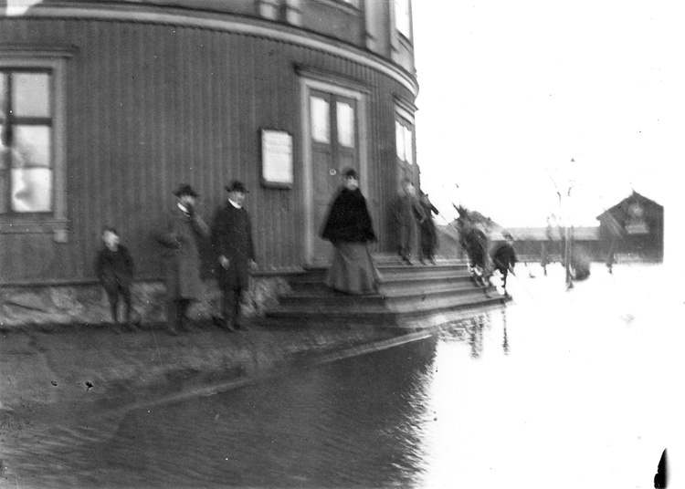En grupp samlade framför Uddevalla teater.