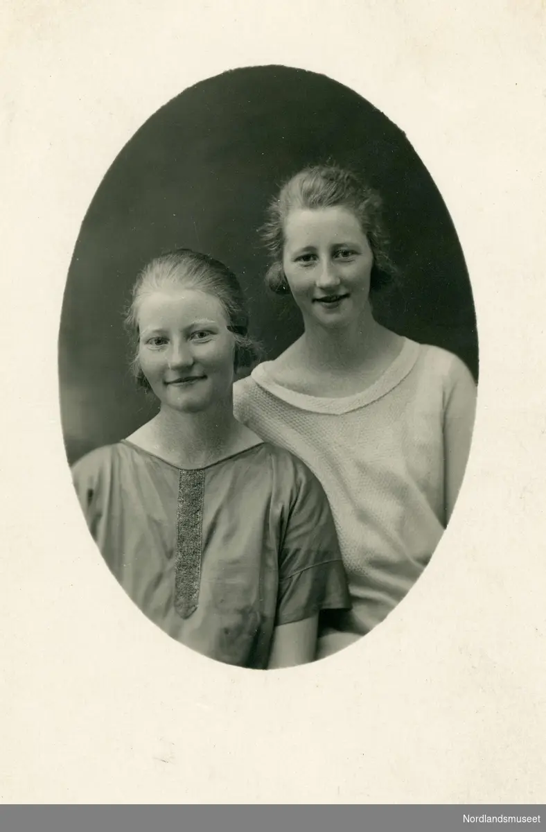 Portrett av søstrene Gudrun Emilie (f. 1904) og Magdalene (f. 1907) Karlsen fra Engelvær i Steigen
