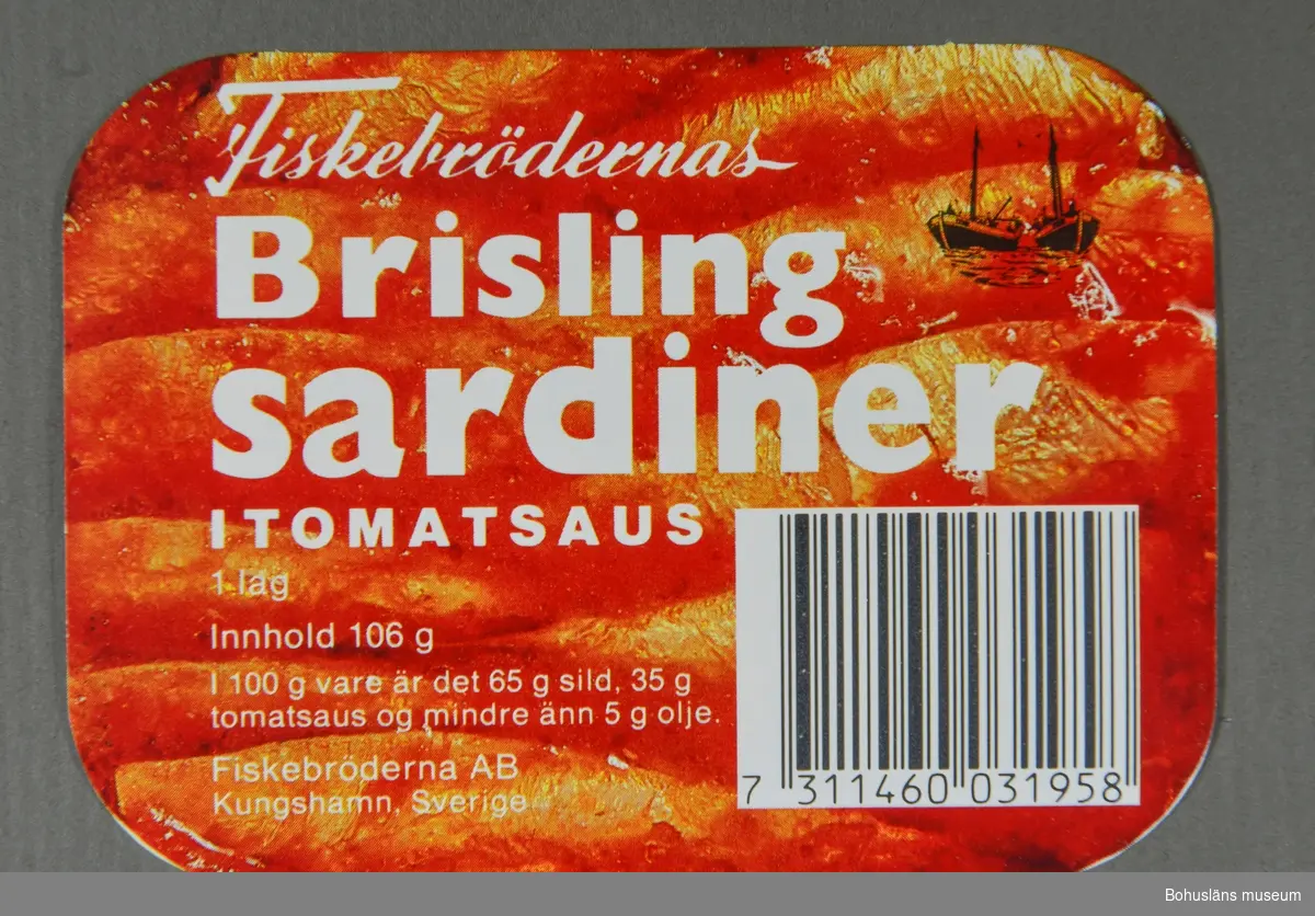 Åtta etiketter med olika motiv till Fiskebrödernas sardinburkar för inläggningar med sardiner i tomatsås. 
Etiketterna är tillverkade under olika decennier. Några med text på engelska respektive finska.
