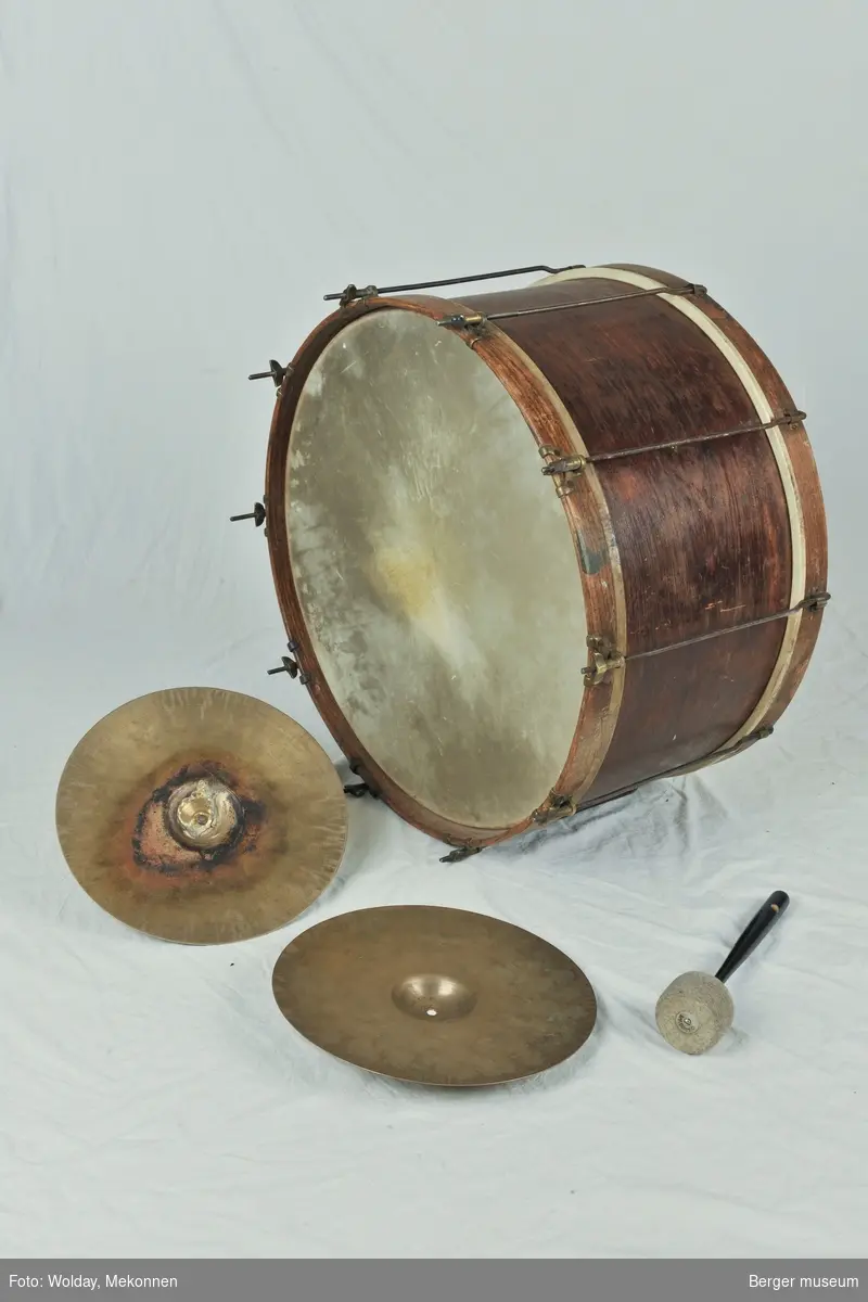 Et komplekst objekt bestående av tromme, cymbaler og trommestikke.