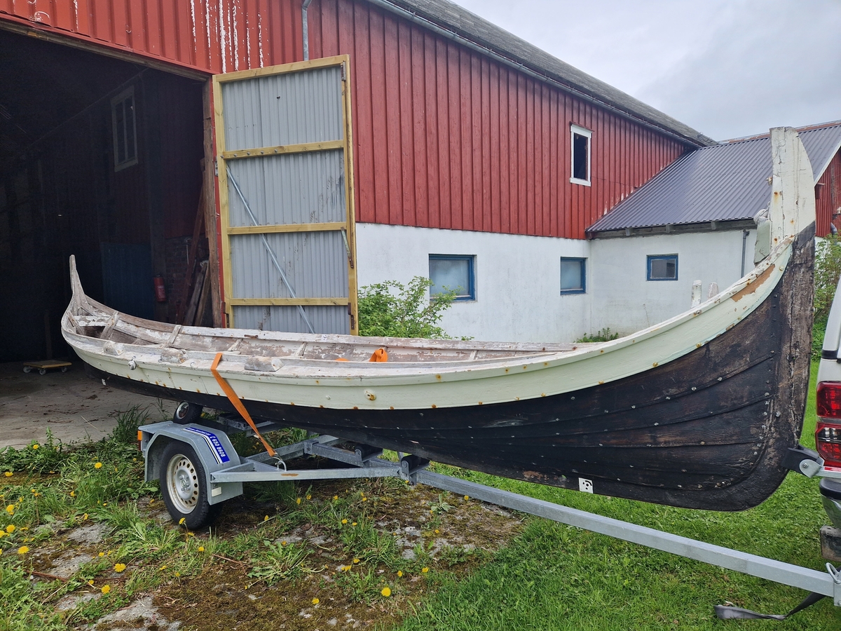 Klinkbygd trebåt av nordlandsbåttype hvor det ene bordet mangler (er fjernet av tidligere eier)