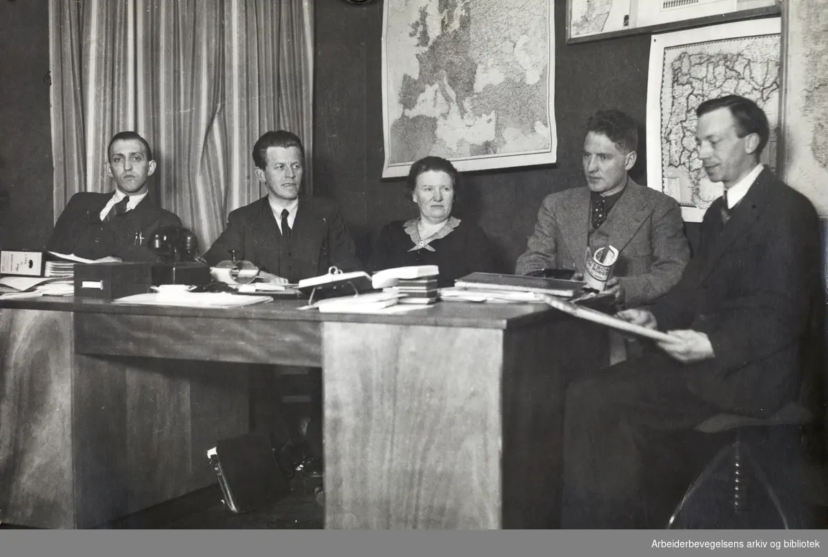 Arbeidernes Lytterforbund (Opprinnelig Arbeidernes Radiobevegelse). Styret i 1937. Fra v.: Simonsen, John Bergh (form.), Elvida Linderud (kass.), Haakon Lie (AOF) og Leif Wolfstrøm (sekr.)