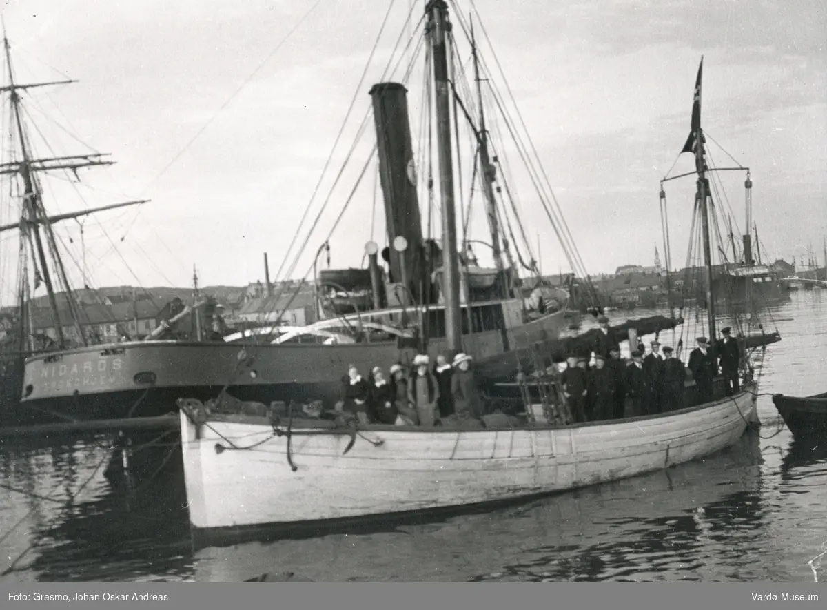 Dampskipet "Nidaros" fra Trondheim, på besøk i Vardø ca. 1910 - 20